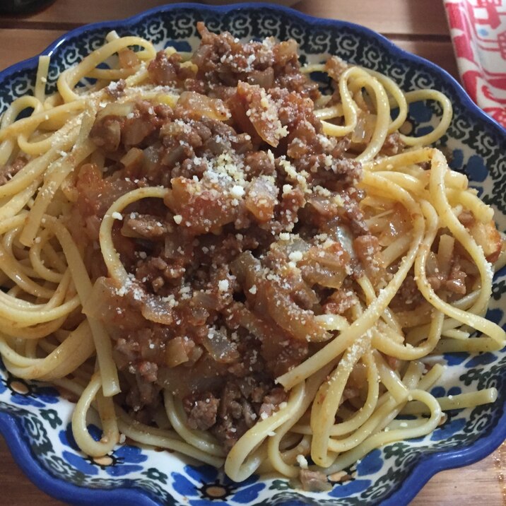 シンプルなミートソースパスタ